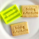 Boldog évfordulót! feliratos kekszmintázó