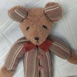 Csíkos pizsamás mackófiú