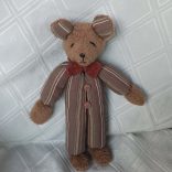 Csíkos pizsamás mackófiú