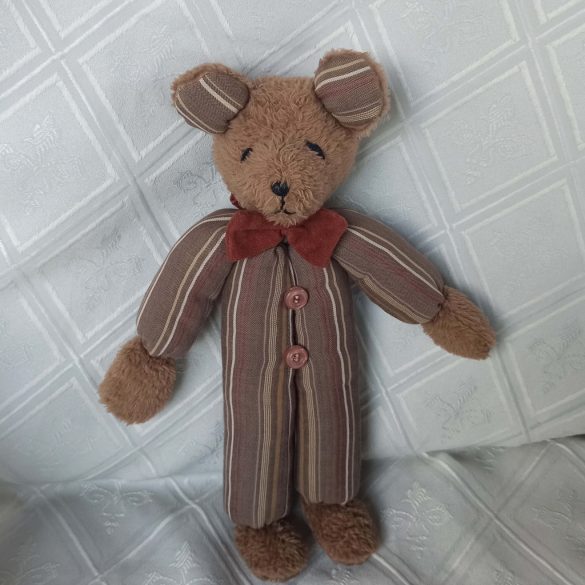 Csíkos pizsamás mackófiú