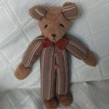 Csíkos pizsamás mackófiú