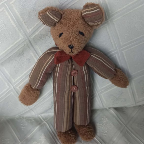 Csíkos pizsamás mackófiú