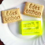 Édes Otthon feliratos kekszimintázó