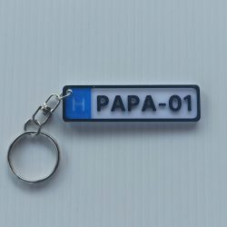 Rendszámtábla alakú kulcstartó (Papa-01)
