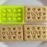 LOVE feliratos kekszmintázó